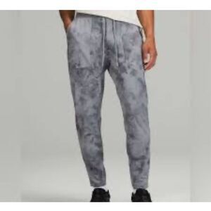 Lululemon men’s gray textured tech joggers pants M